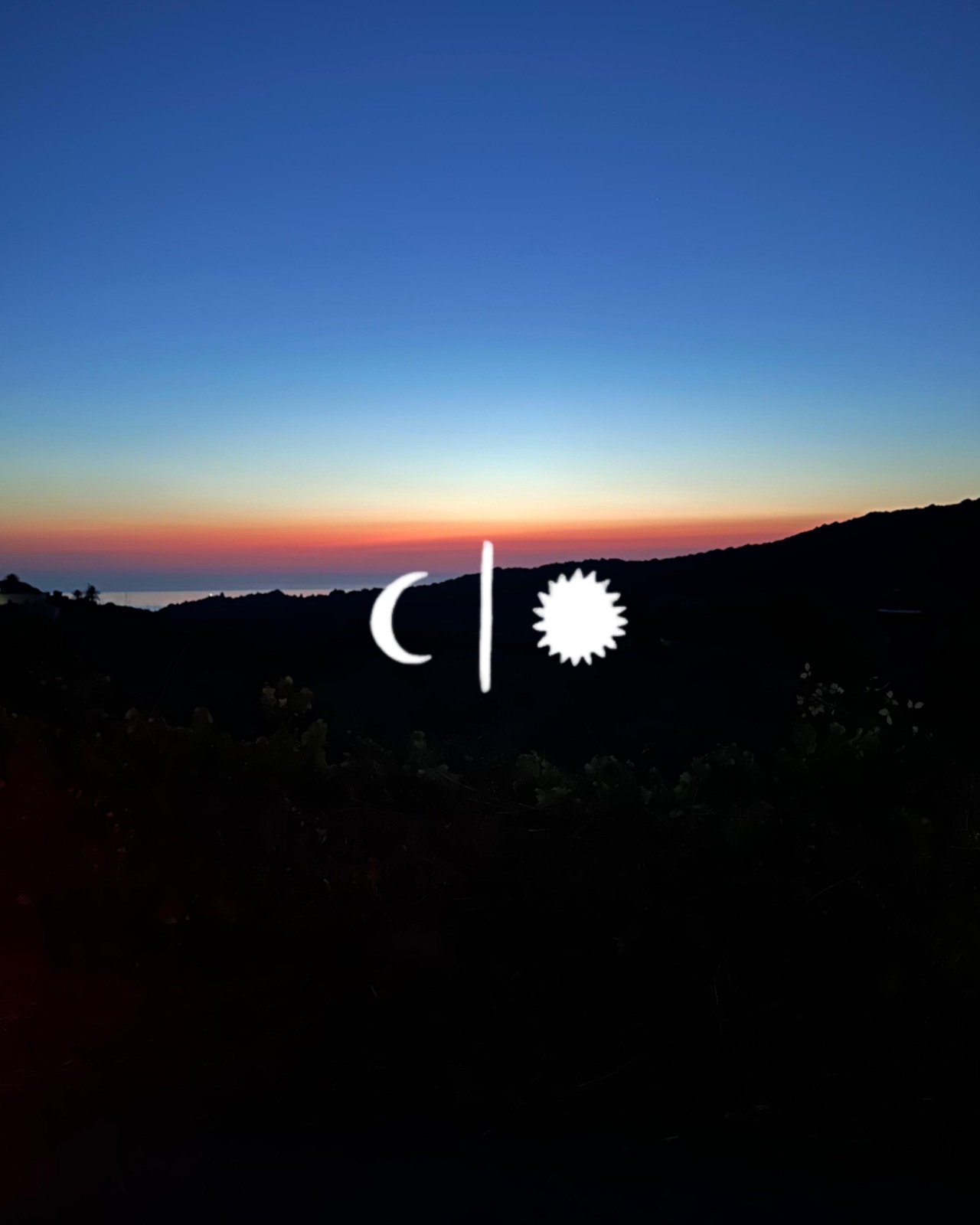 Il tramonto sul mare di Pantelleria, con il segno della luna e del sole